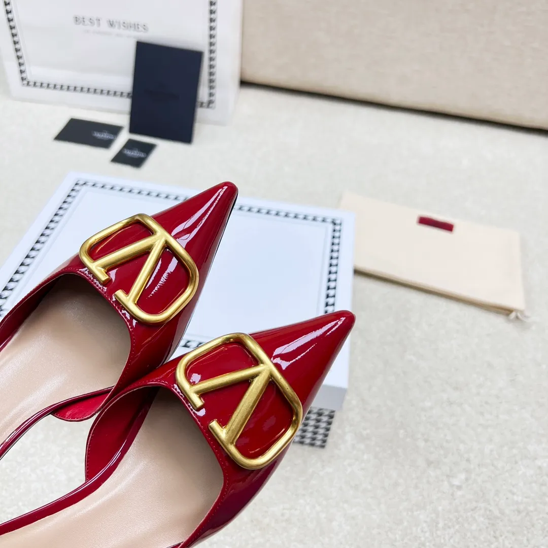 👟👟Ex-factory price 500👟👟 VALENTINO latest V Logo buckle back empty slippers 🔥🔥🔥 🕳️🕳️🕳️ Exclusive original 1-1 development, no goods without the original 〰 ɪɴѓᴏʀᴍᴀᴛɪᴏɴ 〰 Buckle: V-LoGo leather buckle Material: Imported patent leather Lining: full-grain sheepskin Outsole: Italian through-dyed cowhide Midsole: Italian original craft material Process: computer stitching, machine shaping Heel height: 4.0/8cm Made in Italy 🇮🇹 Ready-made code: 35 36 37 38 39 Ready-made custom code: 34 40 41 Delivery period 1-3 days Not retreating